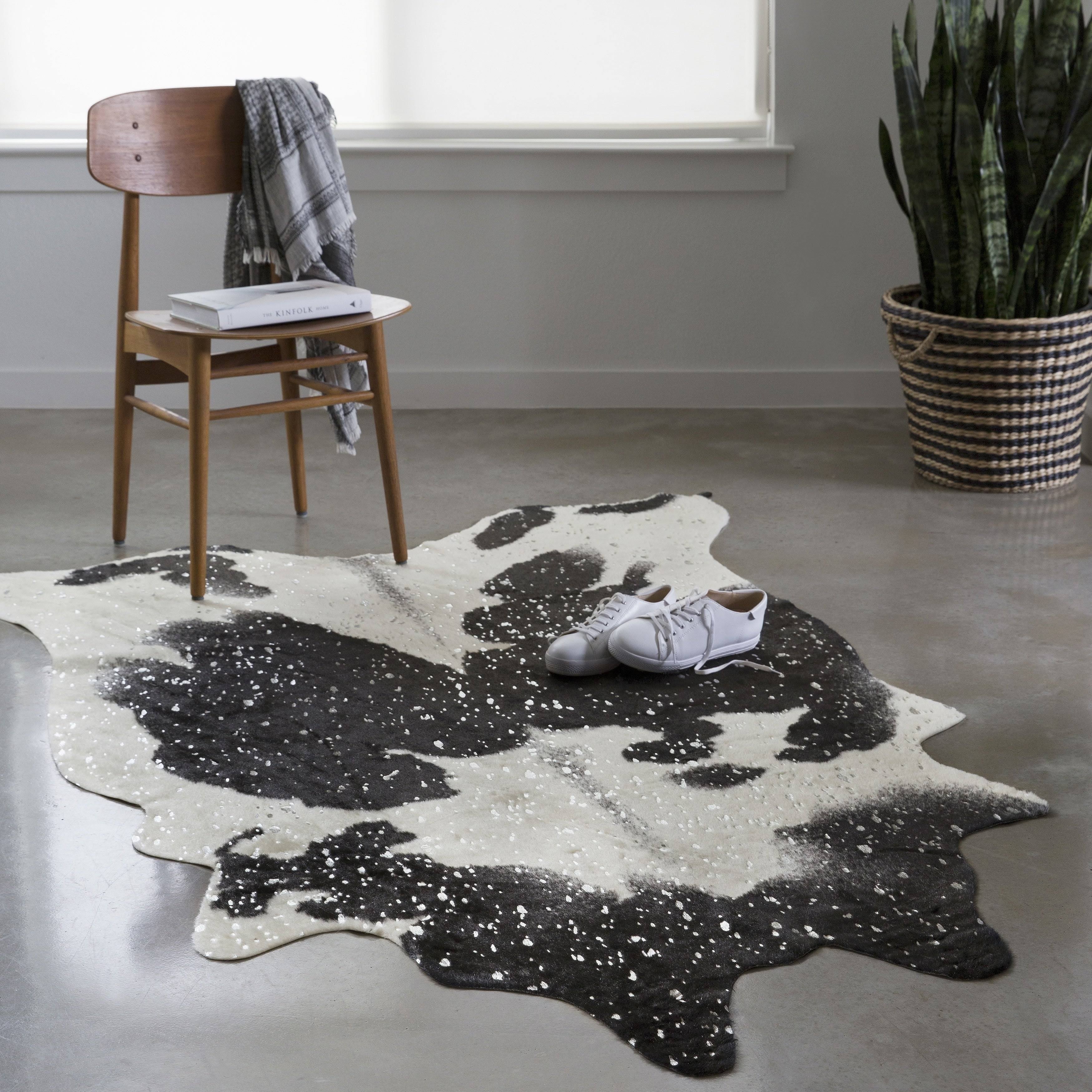 Alexander Home Clayton Black/ Silver Faux Cowhide Rug - 6'2 x 8' CDRYHG_ZIMO